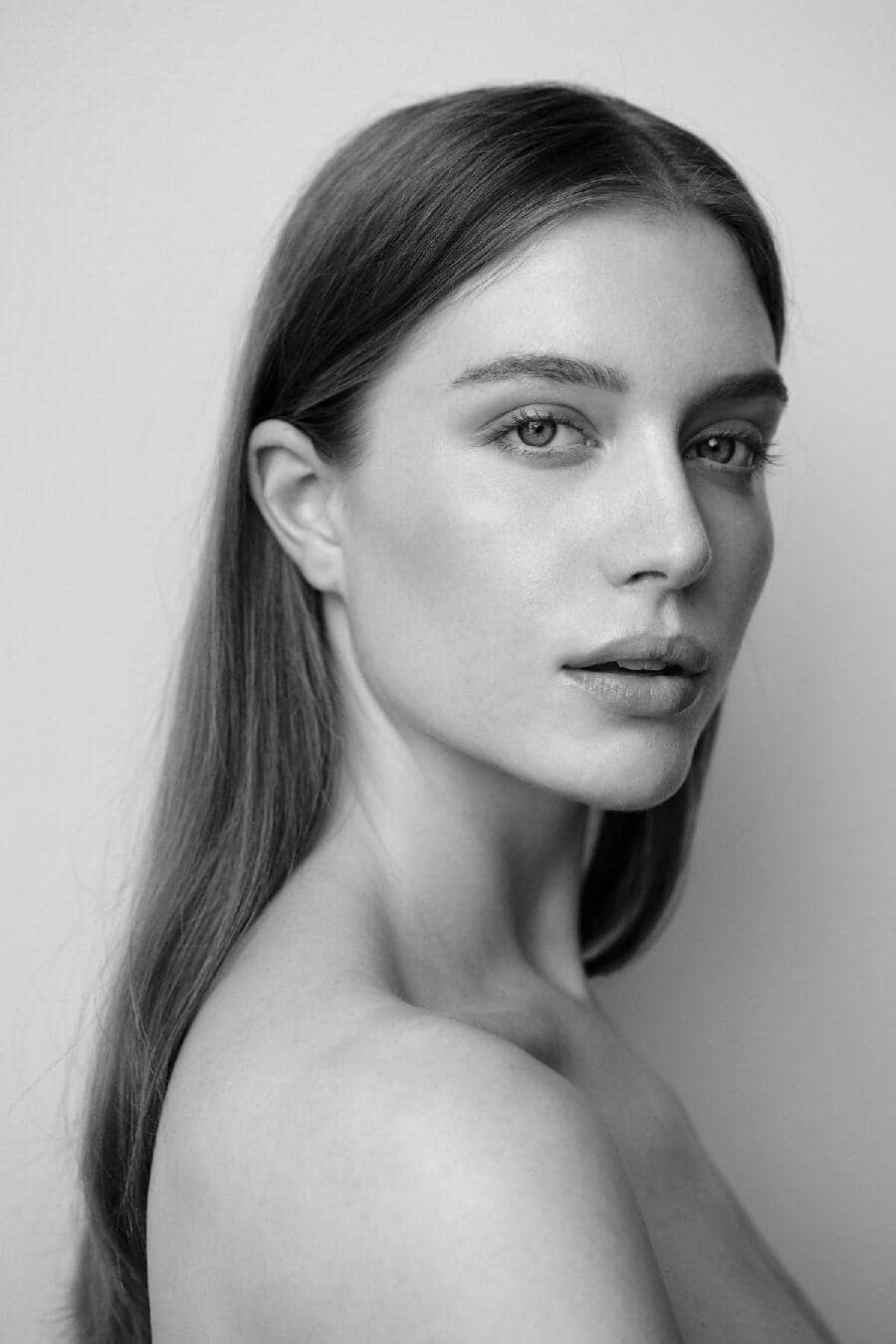 KAROLINA EGERSDORFOVA - Crystal Model Management